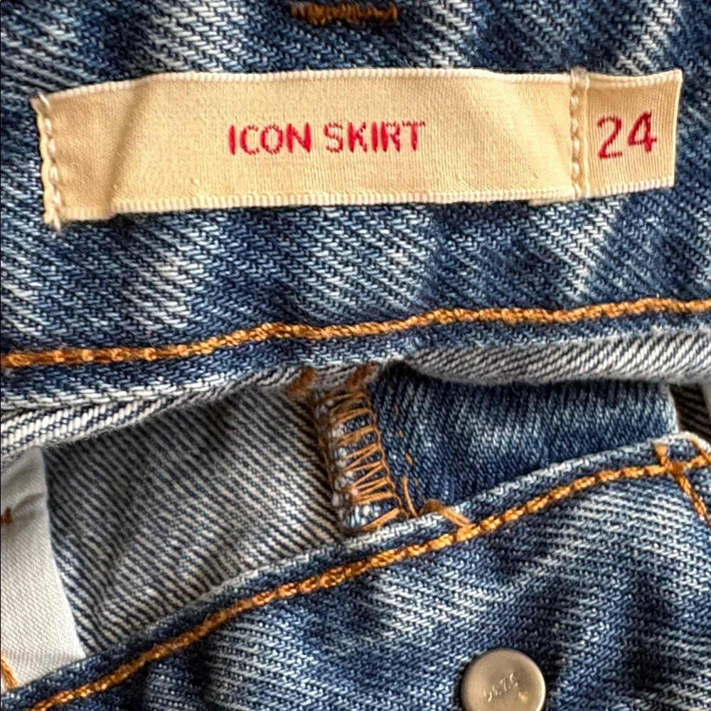 Levi’s Denim Icon Mini High Waisted Jean Skirt w Distressed Seam Details - Picture 2 of 5